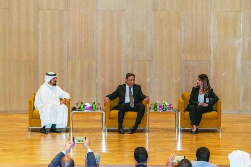 
جبر يتحدث في الندوة
