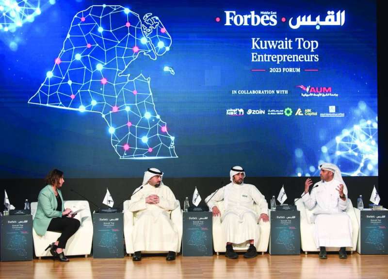 
الجلسة الأولى للملتقى بمشاركة العثمان والمشعل والهارون	(تصوير سعود سالم)