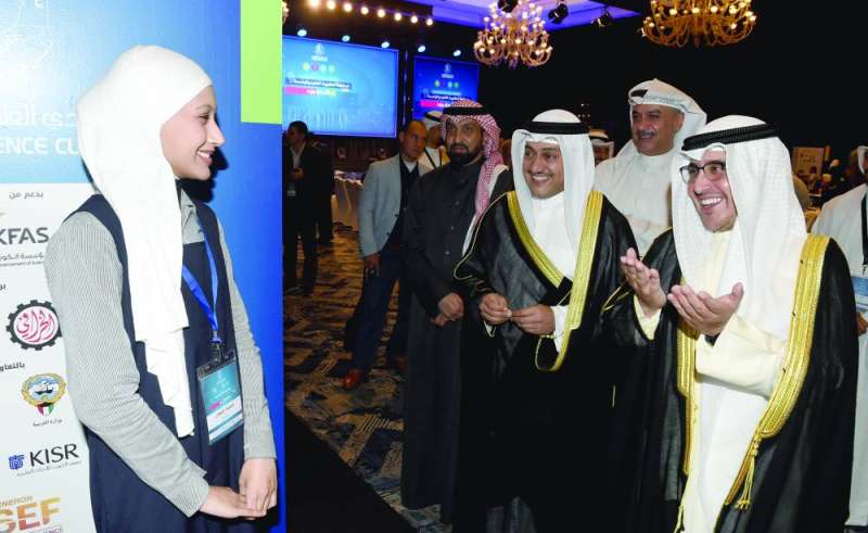 
الناصر والخرافي يستمعان إلى إحدى الطالبات المشاركات
