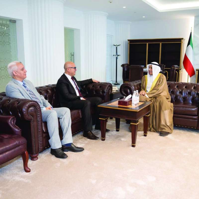 
السعدون مستقبلاً السفير التونسي
