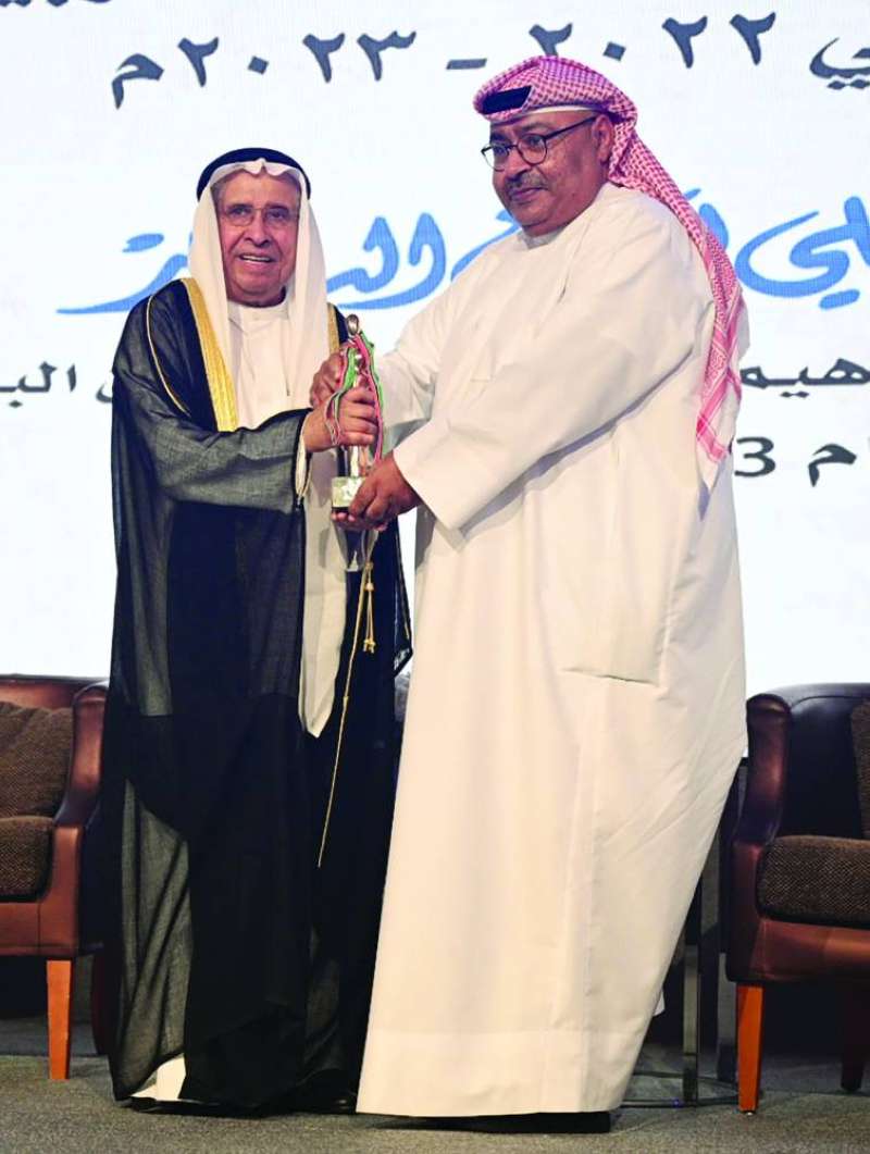 البغلي مكرماً السلطان (تصوير نايف العقلة)