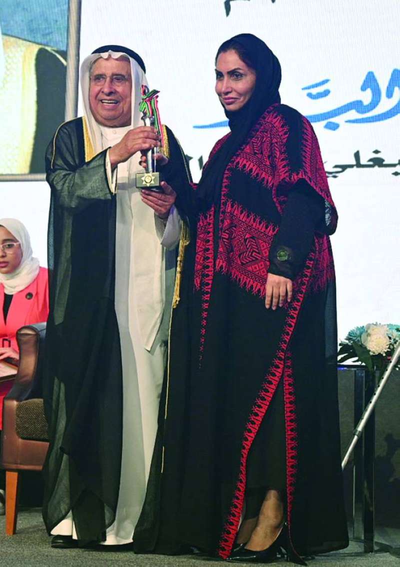 البغلي يكرم إحدى الفائزات