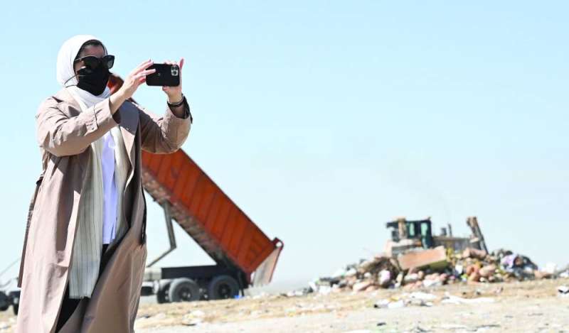 
الفارسي توثق الوضع في المرادم