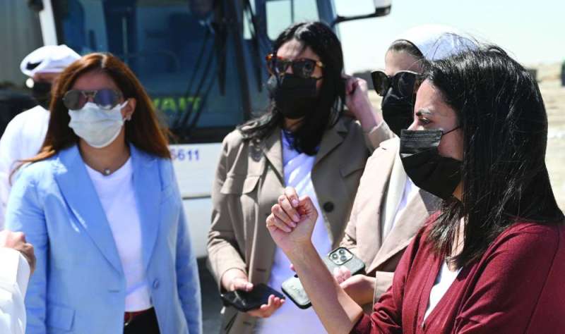 
عضوات المجلس البلدي خلال جولتهن في مردم نفايات ميناء عبدالله