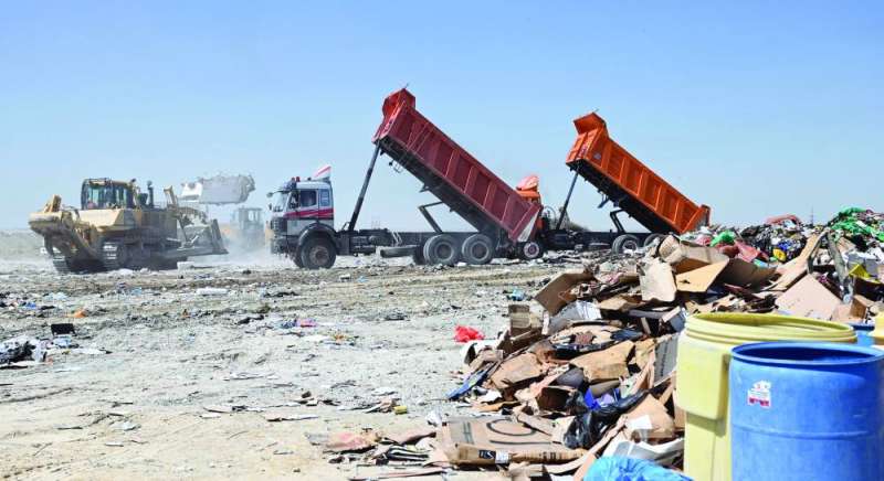 جانب من عملية ردم النفايات 