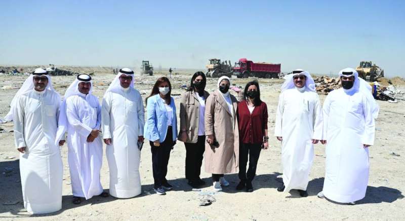 
عضوات البلدي برفقة مسؤولي الإدارة البيئية في البلدية
