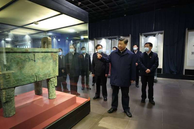  شي جين بينغ يزور متحف ينشيوي في مدينة آنيانغ بمقاطعة خنان وسط الصين. (شينخوا)