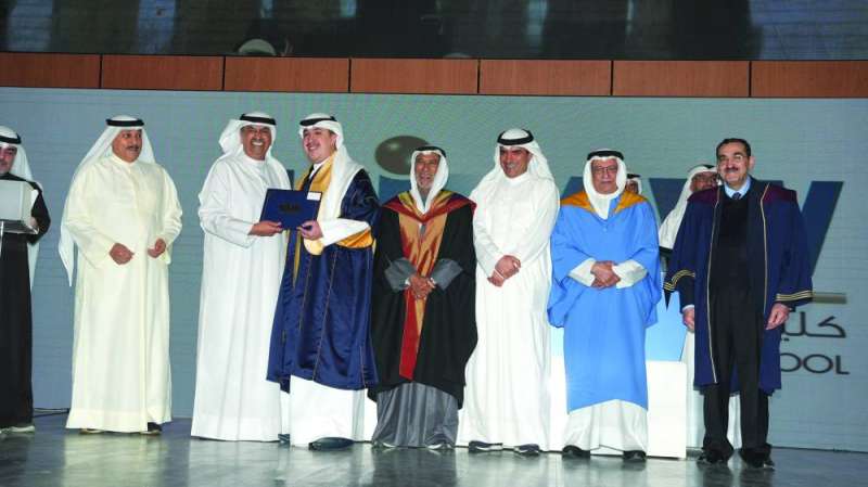 
تكريم أحد الخرّيجين