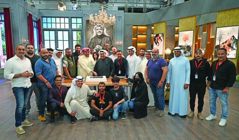 راشد العميري ونبيل شعيل يتوسّطان فريق برنامج «مع بوشعيل» 	(تصوير أسعد عبدالله)