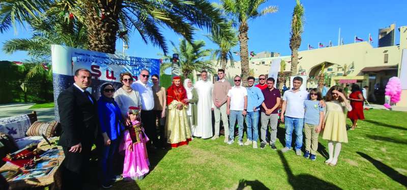 السفير كريموف وسط عدد من الحضور 
