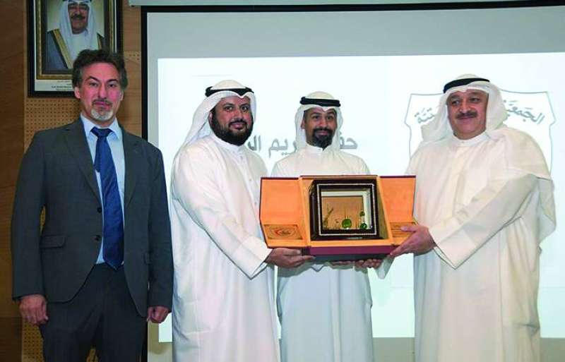 العوضي مُتسلّماً درعاً تذكارية من الطوالة