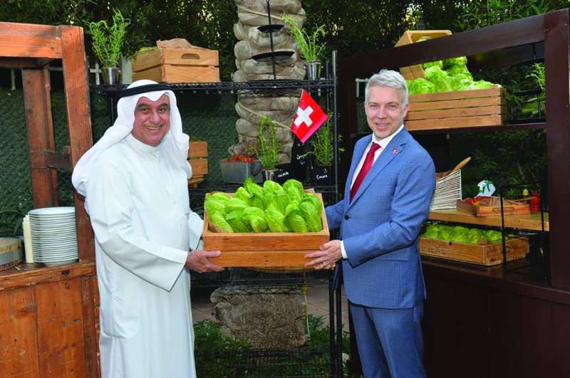 السفير السويسري مع عادل الشمالي يعرضون أنواع الخس المزروع بتقنية «الأيروبونك»