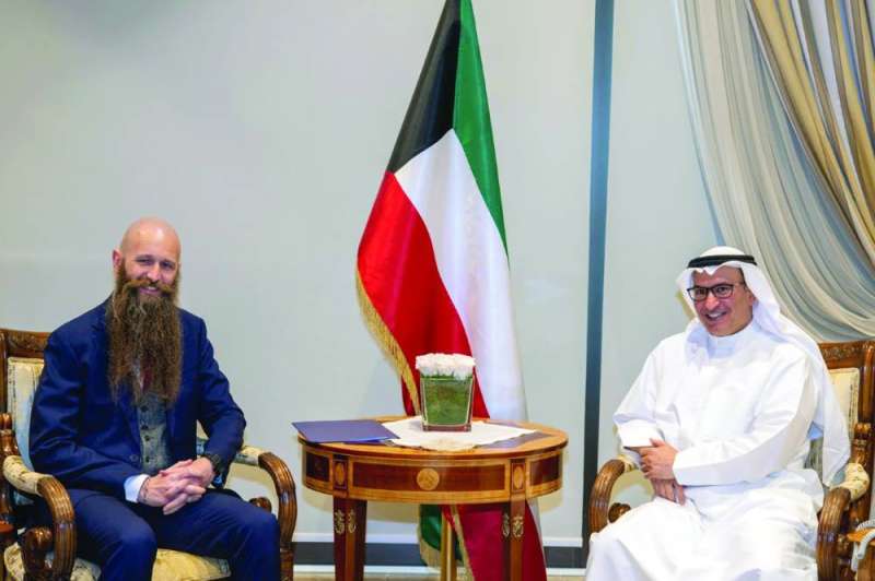 
العتيبي خلال لقائه هولتسنايدر
