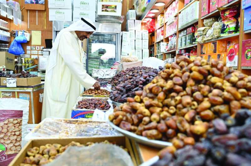 
إقبال على شراء التمور
