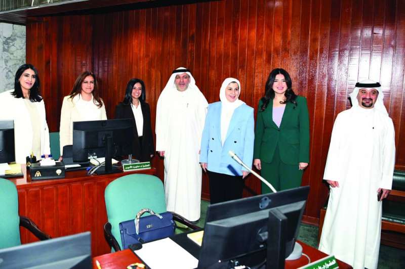 
قيادات البلدية برفقة أعضاء المجلس قبل بداية الجلسة
