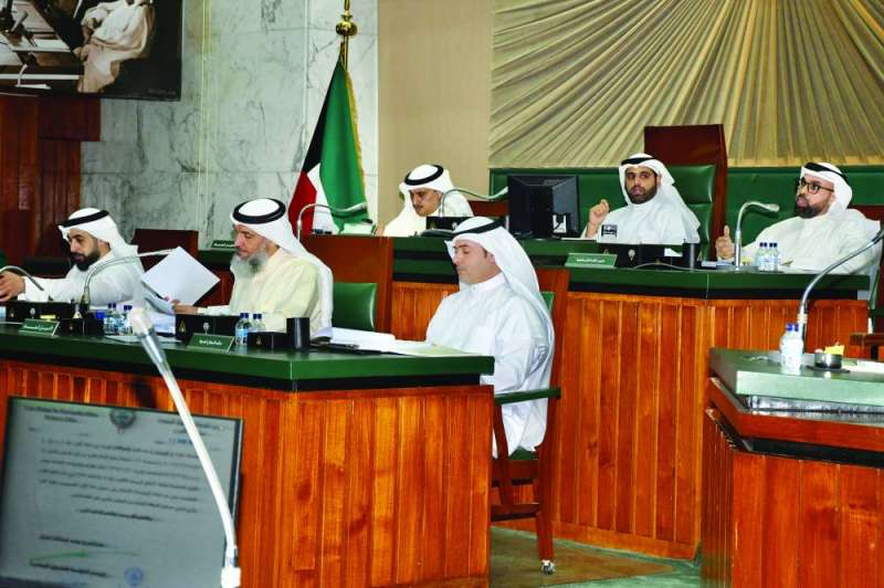 
عبدالله المحري مترئساً الجلسة وبجانبه مدير البلدية أحمد المنفوحي
