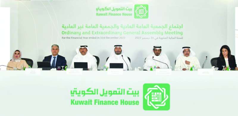 
المرزوق والرشود يتوسطان سيد محمد الطبطبائي وشادي زهران 	(تصوير سعود سالم)
