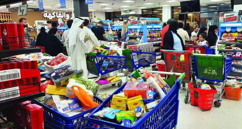 إقبال كثيف على التعاونيات قبل رمضان (تصوير أسعد عبدالله)