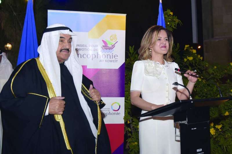 السفيرة الفرنسية متحدثة في الحفل وبجانبها الشيخ ناصر المحمد