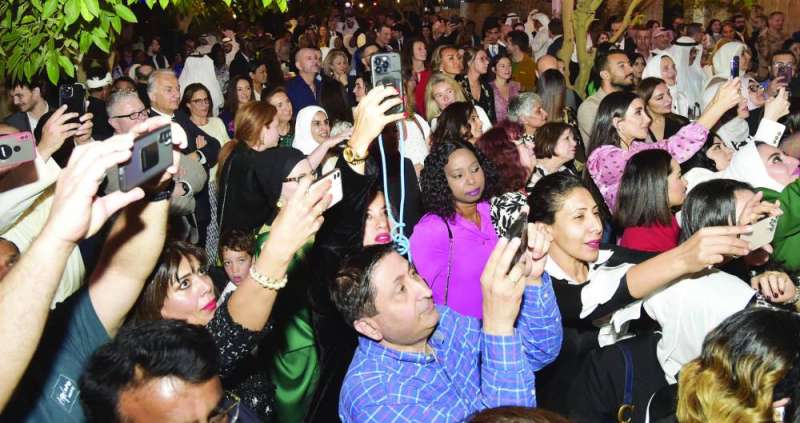 تفاعل من الحضور بالتقاط الصور