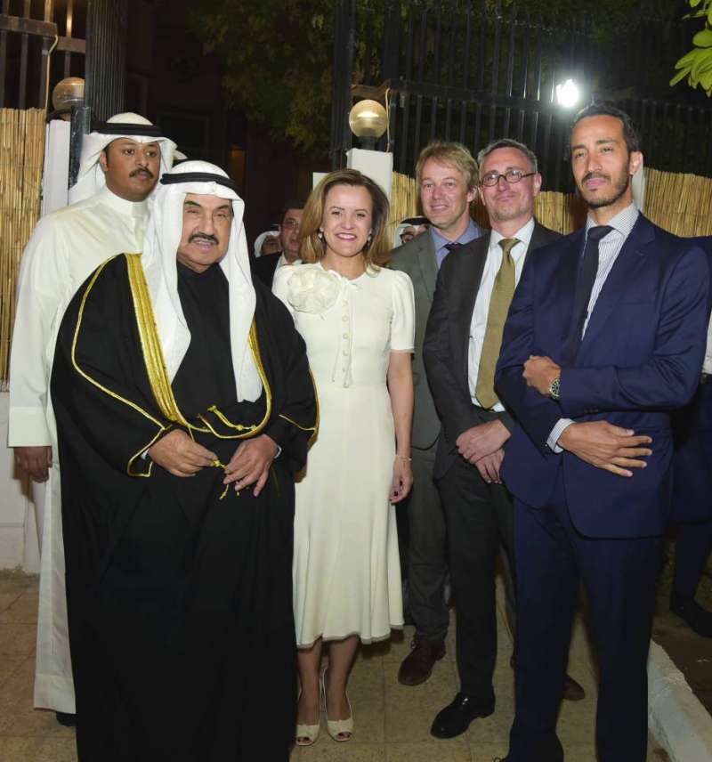 ناصر المحمد والسفيرة الفرنسية وعدد من موظفي السفارة