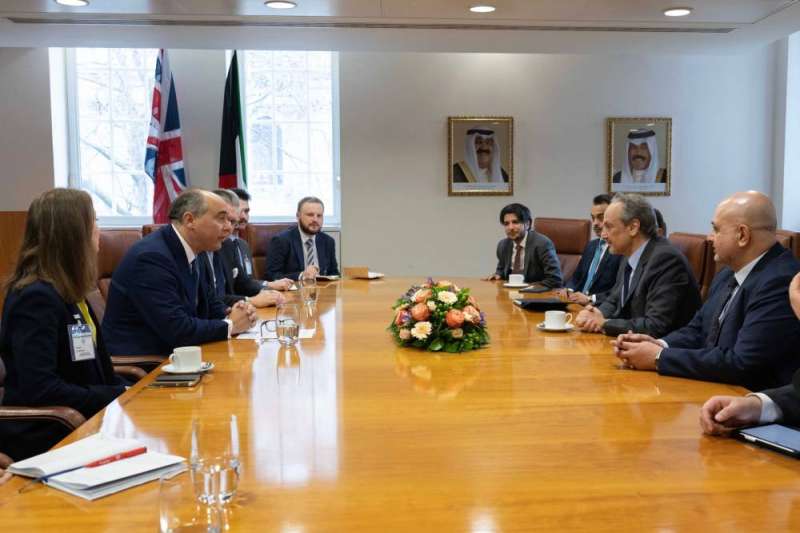 سالم الصباح خلال المباحثات مع اللورد دومينيك جونسون