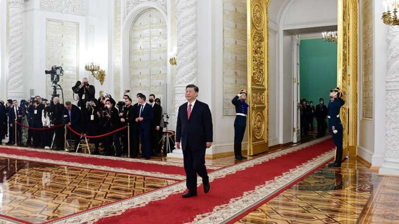 شي يسير على السجاد الأحمر في الكرملين أمس