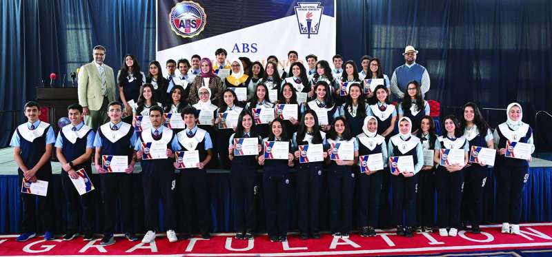 
الطلبة المكرمون في لقطة جماعية
