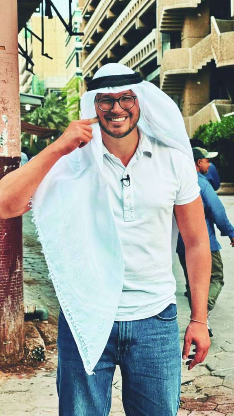 ماركو مرتدياً الغترة والعقال 