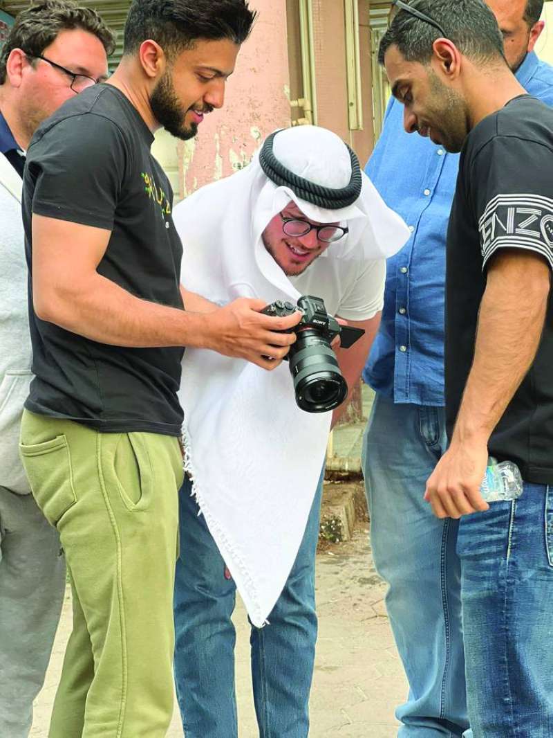 ماركو متابعاً التصوير مع فريق العمل 