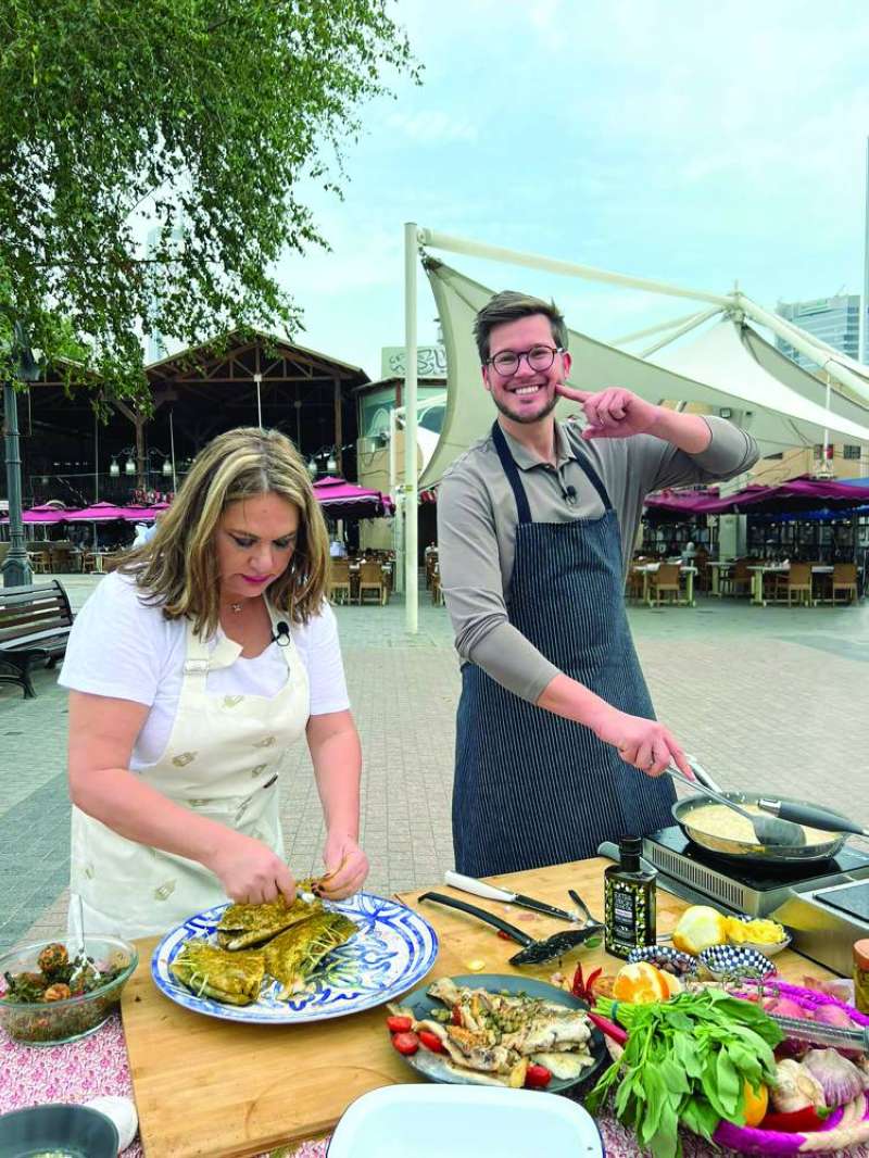 الابتسامة ترافق وجه ماركو مع الشيف سوسن مطبخي