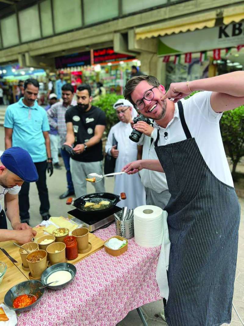 يصنع السمبوسة 