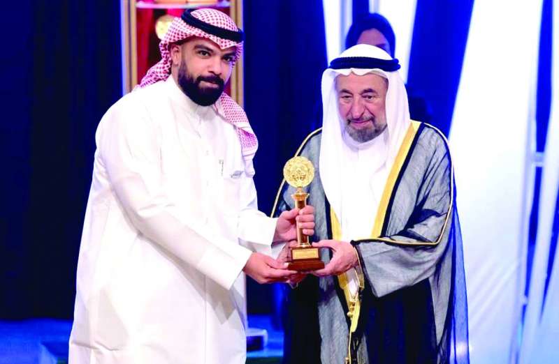 سلطان القاسمي يسلّم عثمان الشطي جائزته