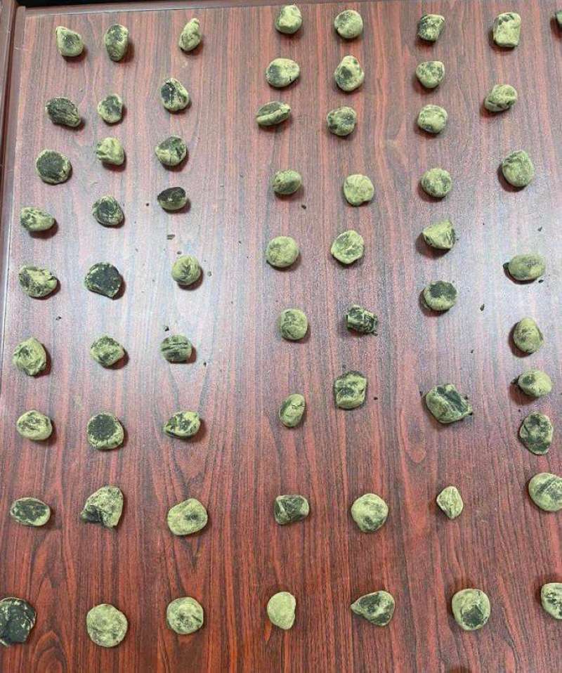 «الجمارك» تضبط 84 حبة مخدرة و79 قطعة حشيش بحوزة آسيويين في المطار 