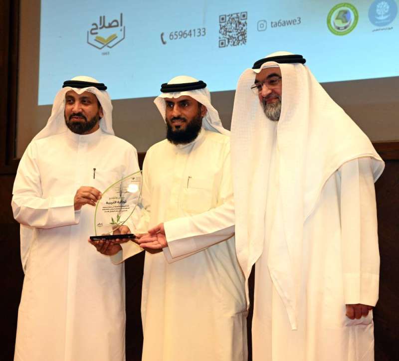 السليماني متسلماً درعاً تذكارية 