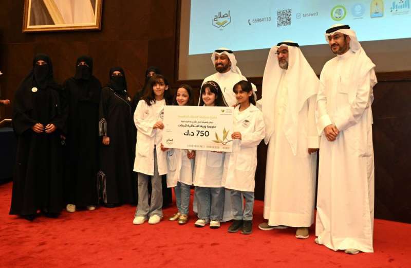 سليماني والكندري خلال تكريم أحد الفرق الفائزة 