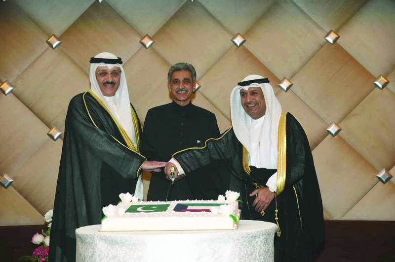 قطع قالب الحلوى خلال الاحتفالية