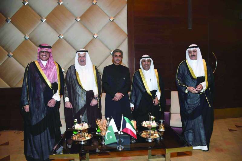 السفير البالكستاني متوسطاً الوزير الملا والسفير السعودي والسفير سميح حيات والشيخ دعيج جابر العلي