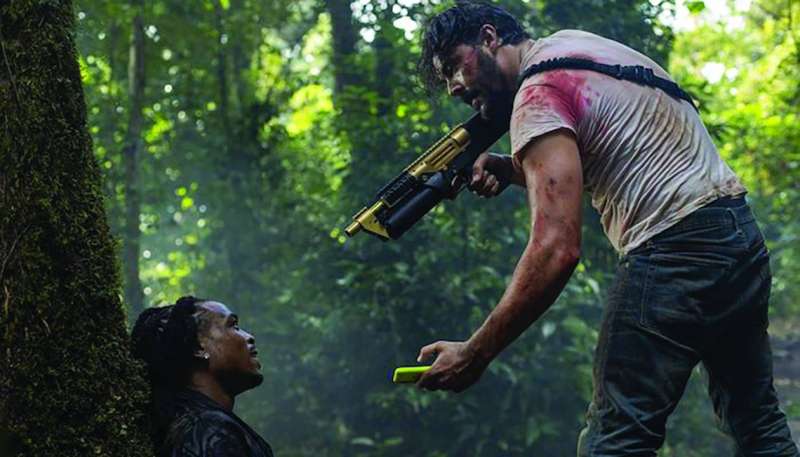 جاك هيوستن وكويفيوس كيات في أحد المشاهد 