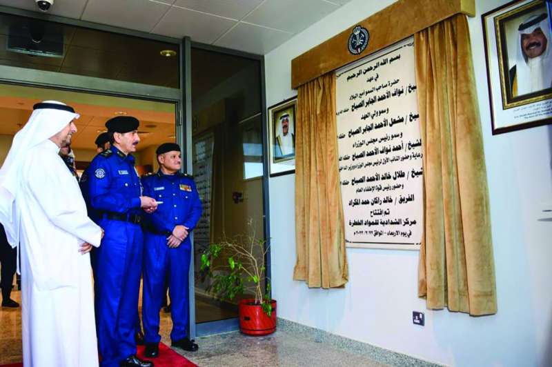 
المكراد وقياديو الجامعة عقب إزاحة الستار عن اللوحة التذكارية للمركز
