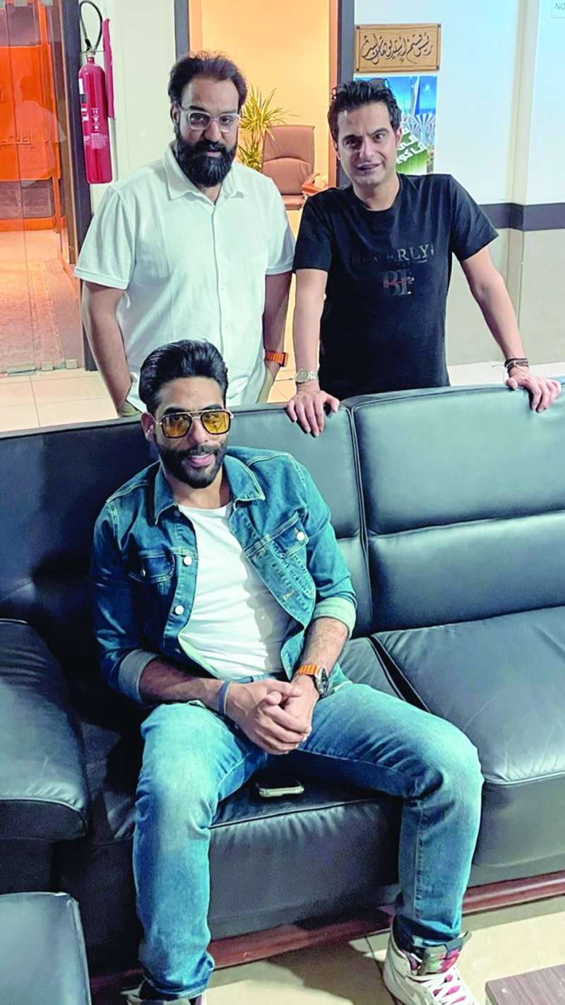 المخرج أشكناني والمعد العنزي والمذيع علي عصام 