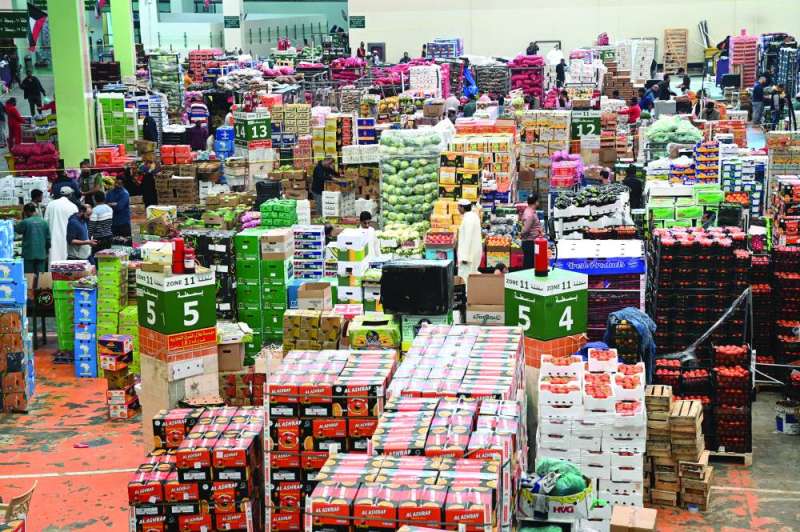 
سوق الخضار يغص بمنتجات الكويت	 (تصوير نايف العقلة)