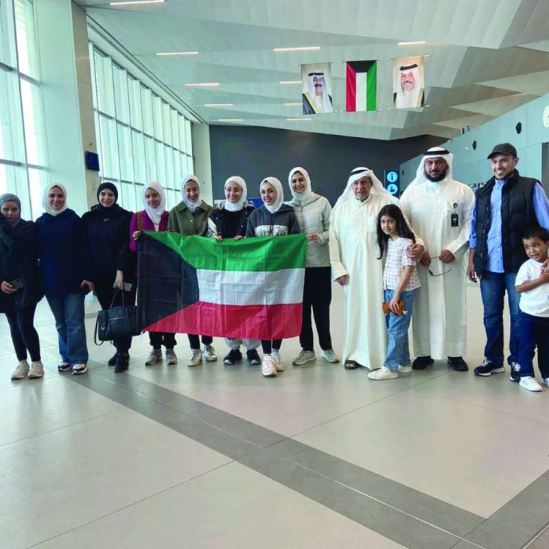 
عدد من طالبات المدرسة مع مسؤوليها بعد عودتهن
