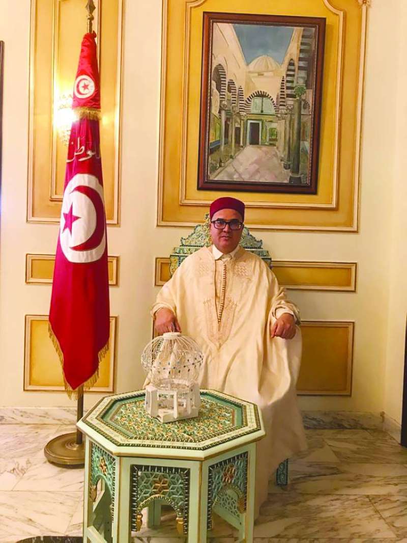 السفير التونسي معتمراً الشاشية 