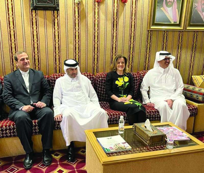 
سلطان بن سعد مع السفيرة الفرنسية والسفيرين القطري والإيراني
