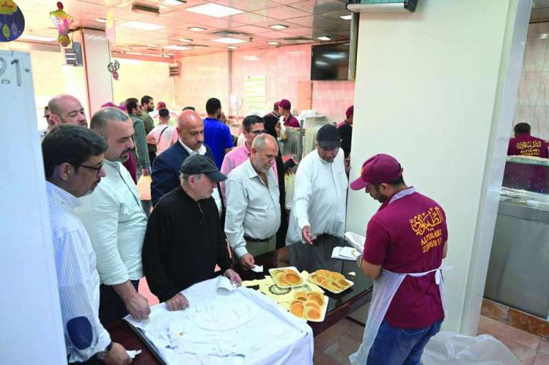 
زحام على شراء القطايف 	

