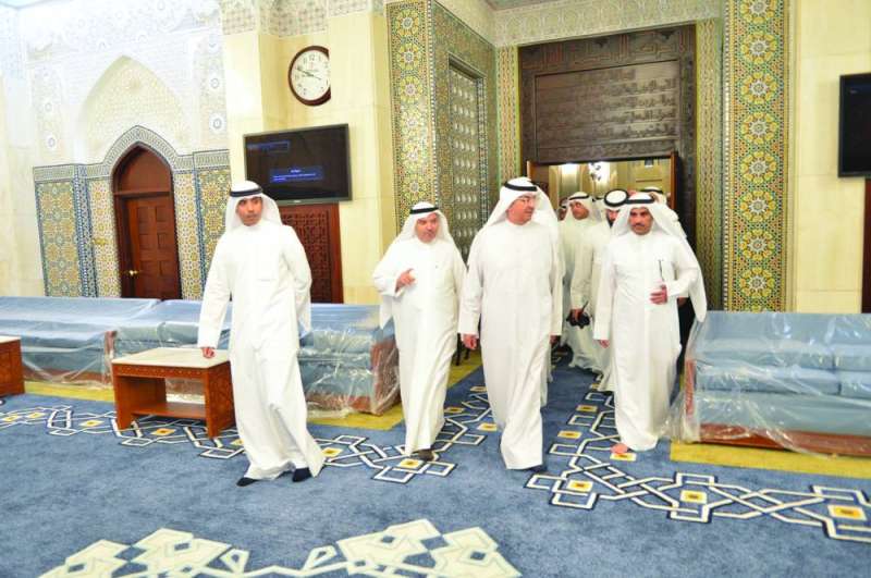 
وزير الأوقاف وعدد من القياديين خلال الجولة في المسجد الكبير		 (تصوير سعود سالم)
