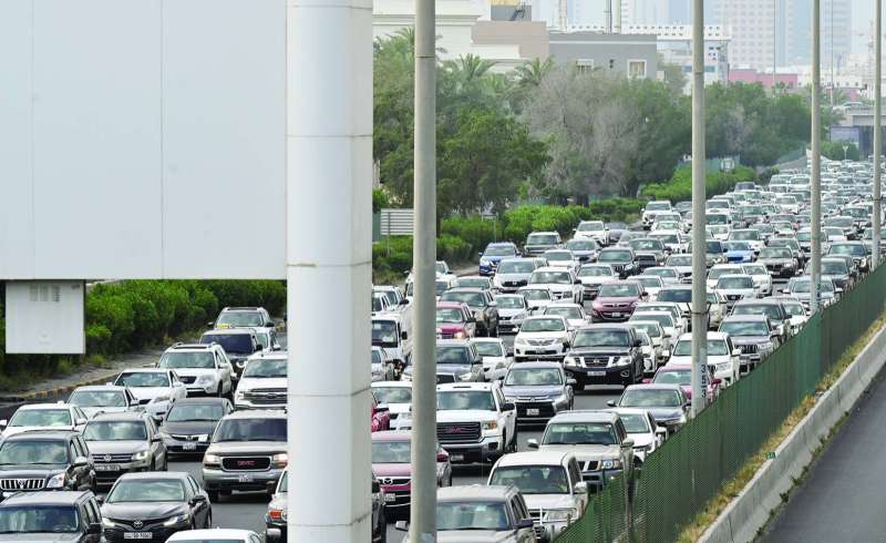 الازدحامات المرورية تشل الشوارع 	(تصوير أسعد عبدالله)