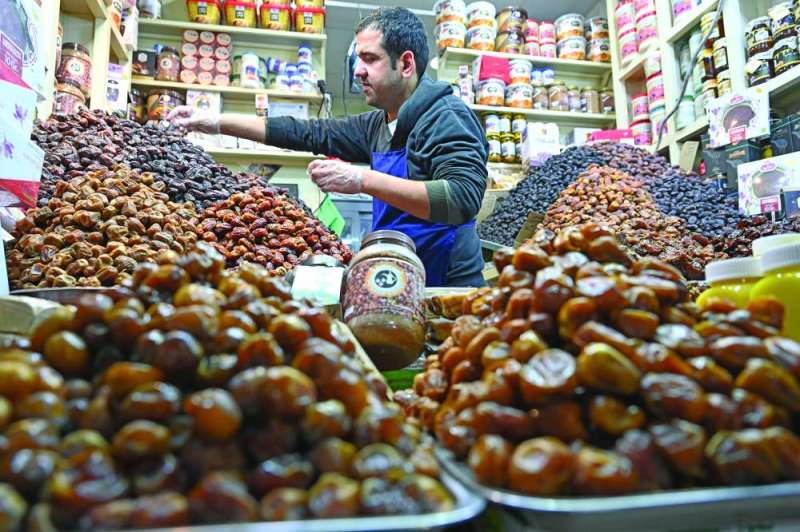 
التمور... سيدة الموائد 	(تصوير أسعد عبدالله)
