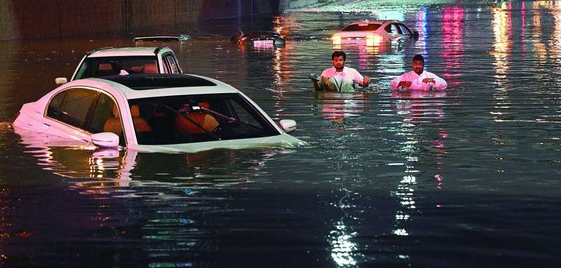 1 نفق الغزالي: سيارات غارقة ورجلان ينتظران المساعدة (تصوير نايف العقلة)